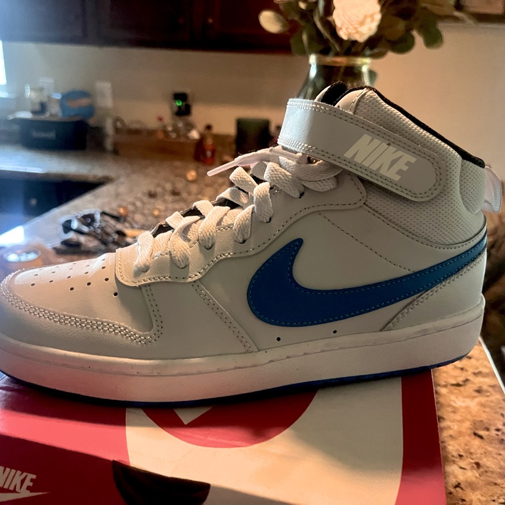 COPY - Brand new boys size 7Y Nike court borough mid 2 (GS) tennis shoes